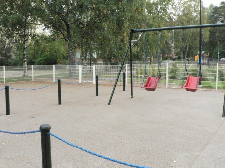 Onko keinualue (tavalliset lautakeinut) aidattu?