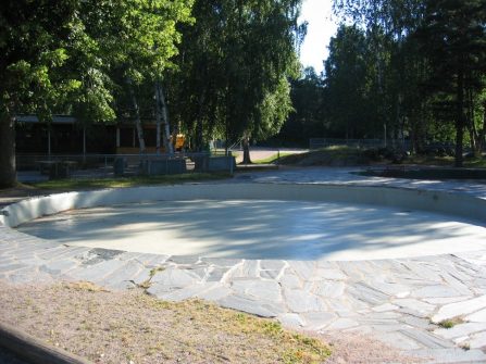 Onko leikkipuistossa kahluuallas?