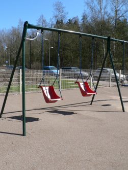 Onko leikkialueella keinuja?
