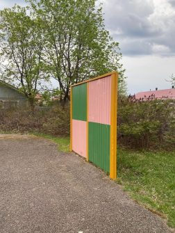Onko leikkialueella palloseinä?