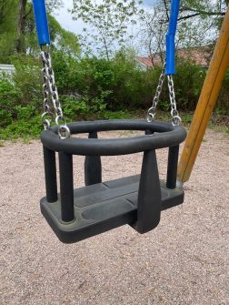 Onko jokin keinuista pienen lapsen turvaistuimellinen keinu?